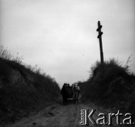 Lata 60., miejsce nieznane, Polska.
Furmanka na wiejskiej drodze.
Fot. Marek Zürn, zbiory Fundacji Ośrodka KARTA