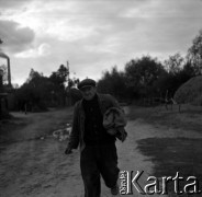 Lata 60., miejsce nieznane, Polska.
Mężczyzna na wsi.
Fot. Marek Zürn, zbiory Fundacji Ośrodka KARTA