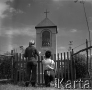 Lata 60., miejsce nieznane, Polska.
Kapliczka przydrożna.
Fot. Marek Zürn, zbiory Fundacji Ośrodka KARTA
