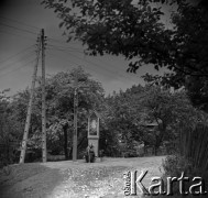 Lata 60., miejsce nieznane, Polska.
Kapliczka na rozdrożu.
Fot. Marek Zürn, zbiory Fundacji Ośrodka KARTA