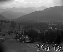 Lata 60., Podhale, Polska.
Krajobraz Podhala, w tle Tatry.
Fot. Marek Zürn, zbiory Fundacji Ośrodka KARTA