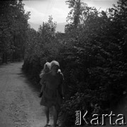 Lata 60., Podhale, Polska.
Kobieta wiejska niesie dziecko na plecach.
Fot. Marek Zürn, zbiory Fundacji Ośrodka KARTA
