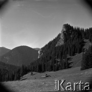 Lata 60., Tatry, Polska.
Przysłop Miętusi, z prawej Zawiesista Turnia, w centrum kadru schronisko na Przysłopie Miętusim (obecnie nieistniejące).
Fot. Marek Zürn, zbiory Fundacji Ośrodka KARTA