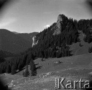 Lata 60., Tatry, Polska.
Przysłop Miętusi, z prawej Zawiesista Turnia, w centrum kadru schronisko na Przysłopie Miętusim (obecnie nieistniejące).
Fot. Marek Zürn, zbiory Fundacji Ośrodka KARTA