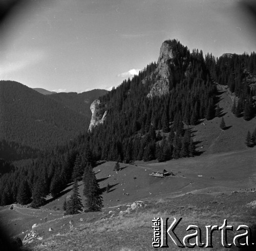 Lata 60., Tatry, Polska.
Przysłop Miętusi, z prawej Zawiesista Turnia, w centrum kadru schronisko na Przysłopie Miętusim (obecnie nieistniejące).
Fot. Marek Zürn, zbiory Fundacji Ośrodka KARTA