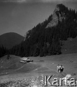 Lata 60., Tatry, Polska.
Schronisko na Przysłopie Miętusim (obecnie nieistniejące), z prawej Zawiesista Turnia.
Fot. Marek Zürn, zbiory Fundacji Ośrodka KARTA