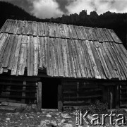 Lata 60., Dolina Chochołowska, Tatry, Polska.
Szałas pasterski w Dolinie Chochołowskiej.
Fot. Marek Zürn, zbiory Fundacji Ośrodka KARTA