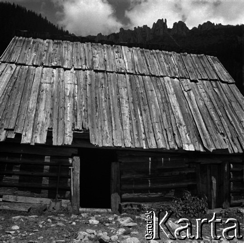 Lata 60., Dolina Chochołowska, Tatry, Polska.
Szałas pasterski w Dolinie Chochołowskiej.
Fot. Marek Zürn, zbiory Fundacji Ośrodka KARTA