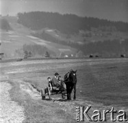 Lata 60., Podhale, Polska.
Furmanka na wiejskiej drodze.
Fot. Marek Zürn, zbiory Fundacji Ośrodka KARTA