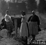 Lata 60., Podhale, Polska.
Kobiety wiejskie podczas rozmowy na łące.
Fot. Marek Zürn, zbiory Fundacji Ośrodka KARTA