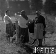 Lata 60., Podhale, Polska.
Kobiety wiejskie podczas rozmowy na łące.
Fot. Marek Zürn, zbiory Fundacji Ośrodka KARTA