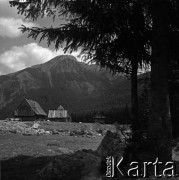 Lata 60., Dolina Chochołowska, Tatry, Polska.
Szałasy pasterskie w Dolinie Chochołowskiej, w głębi Kominiarski Wierch.
Fot. Marek Zürn, zbiory Fundacji Ośrodka KARTA