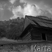 Lata 60., Dolina Chochołowska, Tatry, Polska.
Szałasy pasterskie w Dolinie Chochołowskiej.
Fot. Marek Zürn, zbiory Fundacji Ośrodka KARTA