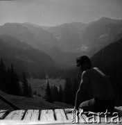 Lata 60., Tatry, Polska.
Marek Zürn na tarasie schroniska na Przysłopie Miętusim, w głębi masyw Czerwonych Wierchów.
Fot. Marek Zürn, zbiory Fundacji Ośrodka KARTA