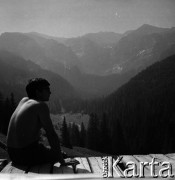 Lata 60., Tatry, Polska.
Marek Zürn na tarasie schroniska na Przysłopie Miętusim, w głębi masyw Czerwonych Wierchów.
Fot. Marek Zürn, zbiory Fundacji Ośrodka KARTA