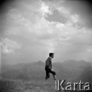 Lata 60., Tatry, Polska.
Marek Zürn podczas wędrówki górskiej w Tatrach Zachodnich.
Fot. Marek Zürn, zbiory Fundacji Ośrodka KARTA