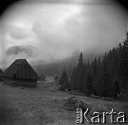 Lata 60., Dolina Chochołowska, Tatry, Polska.
Szałasy pasterskie w Dolinie Chochołowskiej.
Fot. Marek Zürn, zbiory Fundacji Ośrodka KARTA