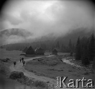 Lata 60., Dolina Chochołowska, Tatry, Polska.
Dolina Chochołowska - szałasy pasterskie i turyści.
Fot. Marek Zürn, zbiory Fundacji Ośrodka KARTA