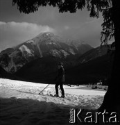 Lata 60., Tatry, Polska.
Narciarze na stoku w Dolinie Chochołowskiej.
Fot. Marek Zürn, zbiory Fundacji Ośrodka KARTA