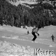 Lata 60., Tatry, Polska.
Narciarze na stoku w Dolinie Chochołowskiej.
Fot. Marek Zürn, zbiory Fundacji Ośrodka KARTA