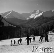Lata 60., Tatry, Polska.
Narciarze na stoku w Dolinie Chochołowskiej.
Fot. Marek Zürn, zbiory Fundacji Ośrodka KARTA