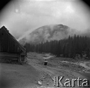 Lata 60., Dolina Chochołowska, Tatry, Polska.
Szałasy pasterskie w Dolinie Chochołowskiej.
Fot. Marek Zürn, zbiory Fundacji Ośrodka KARTA
