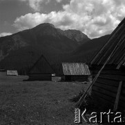 Lata 60., Dolina Chochołowska, Tatry, Polska.
Szałasy pasterskie w Dolinie Chochołowskiej, w głębi Kominiarski Wierch.
Fot. Marek Zürn, zbiory Fundacji Ośrodka KARTA