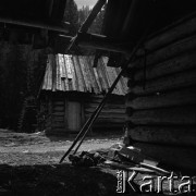 Lata 60., Dolina Chochołowska, Tatry, Polska.
Szałasy pasterskie w Dolinie Chochołowskiej.
Fot. Marek Zürn, zbiory Fundacji Ośrodka KARTA