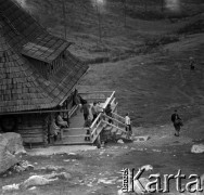 Lata 60., Tatry, Polska.
Turyści przy schronisku na Hali Kondratowej w Tatrach.
Fot. Marek Zürn, zbiory Fundacji Ośrodka KARTA