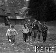 Lata 60., Tatry, Polska.
Turyści w przewodnikiem wyruszają na wycieczkę, w głębi schronisko na Hali Kondratowej w Tatrach.
Fot. Marek Zürn, zbiory Fundacji Ośrodka KARTA