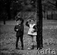 Lata 60., miejsce nieznane, Polska.
Dzieci podczas zabawy.
Fot. Marek Zürn, zbiory Fundacji Ośrodka KARTA