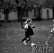 Lata 60., miejsce nieznane, Polska.
Dzieci podczas zabawy.
Fot. Marek Zürn, zbiory Fundacji Ośrodka KARTA