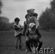Lata 60., miejsce nieznane, Polska.
Dzieci podczas zabawy.
Fot. Marek Zürn, zbiory Fundacji Ośrodka KARTA
