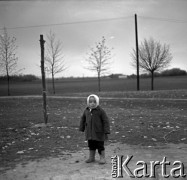 Lata 60., miejsce nieznane, Polska.
Dziecko wiejskie podczas zabawy.
Fot. Marek Zürn, zbiory Fundacji Ośrodka KARTA