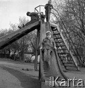 Lata 60., Warszawa, Polska.
Dzieci na placu zabaw na Żoliborzu.
Fot. Marek Zürn, zbiory Fundacji Ośrodka KARTA