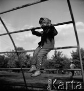 Lata 60., Warszawa, Polska.
Dziecko na placu zabaw na Żoliborzu.
Fot. Marek Zürn, zbiory Fundacji Ośrodka KARTA