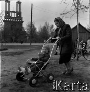 Lata 60., Warszawa, Polska.
Kobieta z dzieckiem w wózku na Żoliborzu, w głębi kościół św. Stanisława Kostki.
Fot. Marek Zürn, zbiory Fundacji Ośrodka KARTA