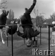 Lata 60., Warszawa, Polska.
Dzieci na placu zabaw na Żoliborzu.
Fot. Marek Zürn, zbiory Fundacji Ośrodka KARTA