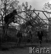 Lata 60., Warszawa, Polska.
Dzieci na placu zabaw na Żoliborzu.
Fot. Marek Zürn, zbiory Fundacji Ośrodka KARTA