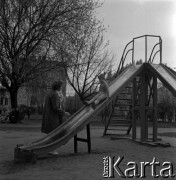 Lata 60., Warszawa, Polska.
Dzieci na placu zabaw na Żoliborzu.
Fot. Marek Zürn, zbiory Fundacji Ośrodka KARTA