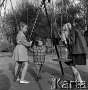 Lata 60., Warszawa, Polska.
Dzieci na placu zabaw na Żoliborzu.
Fot. Marek Zürn, zbiory Fundacji Ośrodka KARTA