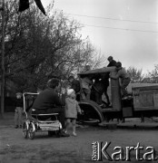 Lata 60., Warszawa, Polska.
Dzieci podczas zabawy we wraku samochodu na Żoliborzu.
Fot. Marek Zürn, zbiory Fundacji Ośrodka KARTA