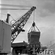 Lata 60., Warszawa, Polska.
Wydobycie piasku z Wisły.
Fot. Marek Zürn, zbiory Fundacji Ośrodka KARTA