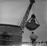Lata 60., Warszawa, Polska.
Wydobycie piasku z Wisły.
Fot. Marek Zürn, zbiory Fundacji Ośrodka KARTA