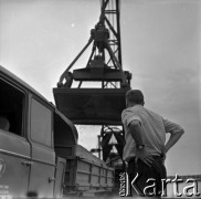 Lata 60., Warszawa, Polska.
Wydobycie piasku z Wisły.
Fot. Marek Zürn, zbiory Fundacji Ośrodka KARTA