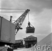 Lata 60., Warszawa, Polska.
Wydobycie piasku z Wisły.
Fot. Marek Zürn, zbiory Fundacji Ośrodka KARTA