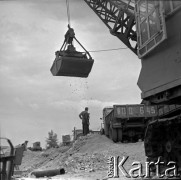 Lata 60., Warszawa, Polska.
Wydobycie piasku z Wisły.
Fot. Marek Zürn, zbiory Fundacji Ośrodka KARTA