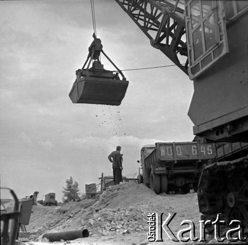 Lata 60., Warszawa, Polska.
Wydobycie piasku z Wisły.
Fot. Marek Zürn, zbiory Fundacji Ośrodka KARTA