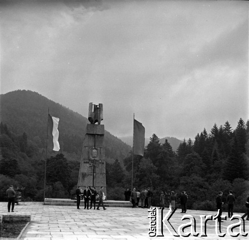 Lata 60., Jabłonki, Bieszczady, Polska.
Pomnik gen. Karola Świerczewskiego 