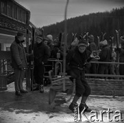 Lata 60., Szczyrk, Polska.
Kolejka do wyciągu narciarskiego.
Fot. Marek Zürn, zbiory Fundacji Ośrodka KARTA